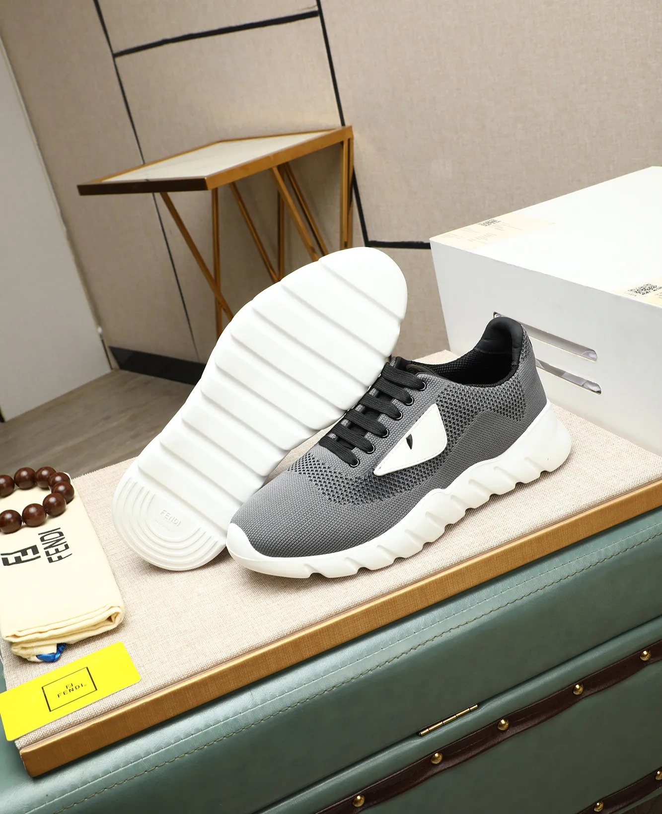 Men's Men's Shoes 💰680 Fendi Fendi's latest Tag series of men's casual mesh sports running shoes, originally purchased and developed, this Tag sports shoe is a one-leg sneaker, made of black high-tech mesh material with gray neoprene details. Oversized FENDI lettering on the side and translucent rubber details. Light and flexible rubber running shoe soles, beautifully packaged at the delivery counter, customized breathable lining, original molded foam rubber outsole, sole thickness: 3.5CM! Size: 39-44 (customized at 38.45.46)